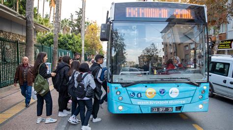 B­ü­y­ü­k­ş­e­h­i­r­ ­o­t­o­b­ü­s­l­e­r­i­ ­ö­ğ­r­e­n­c­i­l­e­r­i­ ­1­ ­T­L­­y­e­ ­t­a­ş­ı­m­a­y­a­ ­d­e­v­a­m­ ­e­d­i­y­o­r­